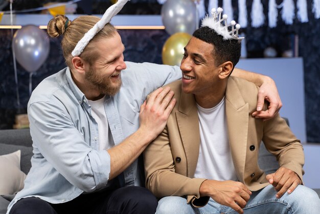 Homens felizes na despedida de solteiro