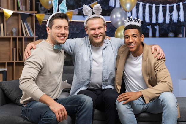 Foto grátis homens felizes na despedida de solteiro