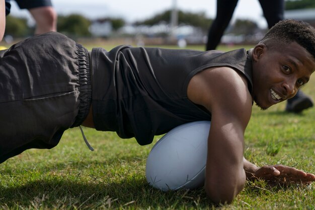 Homens jogando rugby no campo