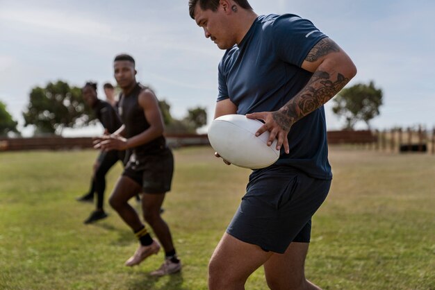 Homens jogando rugby no campo