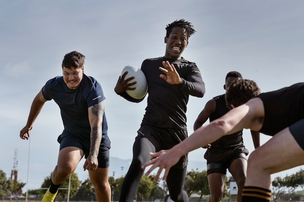 Homens jogando rugby no campo