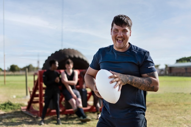 Foto grátis homens jogando rugby no campo