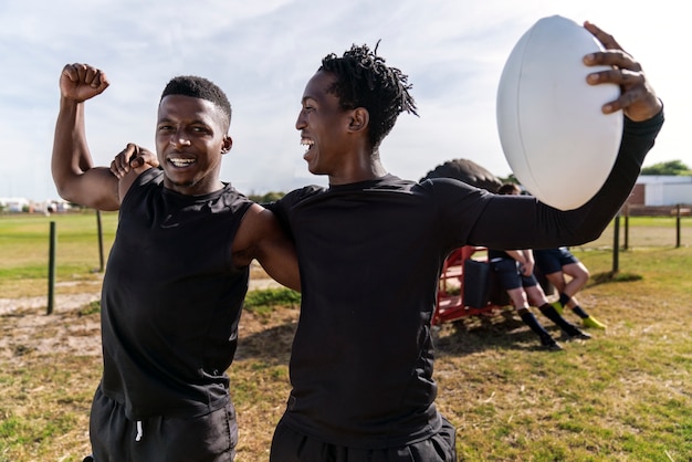 Homens jogando rugby no campo