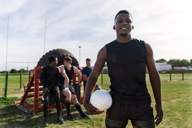 Homens jogando rugby no campo