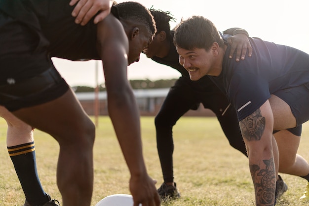 Homens jogando rugby no campo