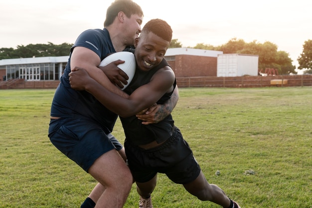 Foto grátis homens jogando rugby no campo