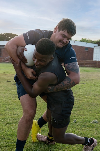 Homens jogando rugby no campo