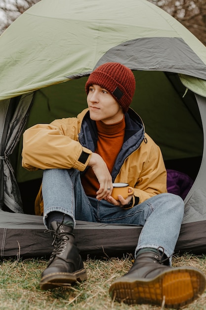 Homens jovens, sentado na tenda na natureza