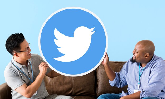 Homens mostrando um ícone do Twitter