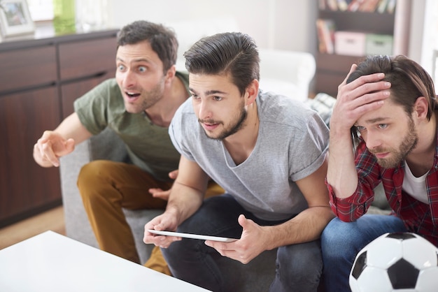 Homens muito decepcionados depois de uma partida de futebol