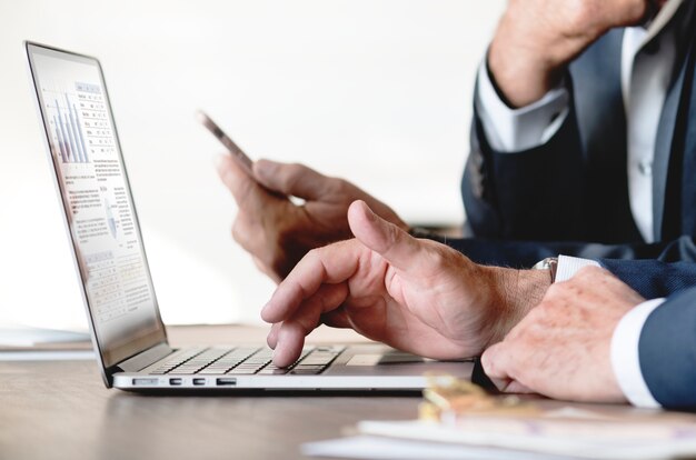 Homens negócios, usando computador, laptop