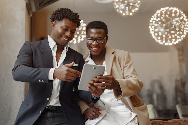 Homens negros em um café têm um negócio