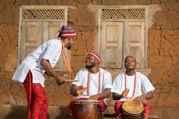 Homens nigerianos com tiro médio tocando música