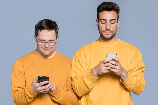 Foto grátis homens olhando em seus telefones