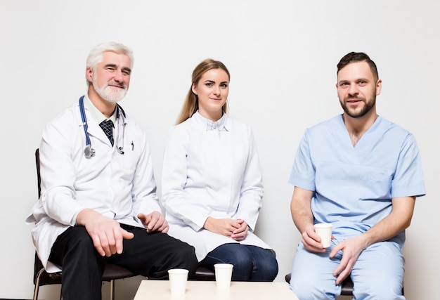 Homens posição carreira profissional sorrindo misturado