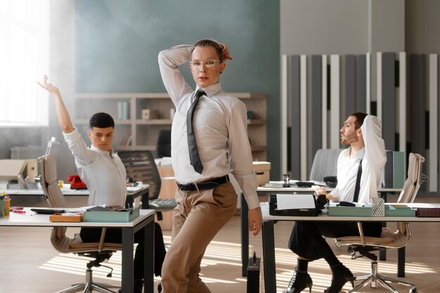 Homens realizando dança da moda dentro de casa