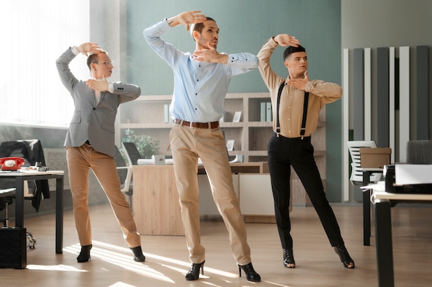 Foto grátis homens realizando dança da moda dentro de casa