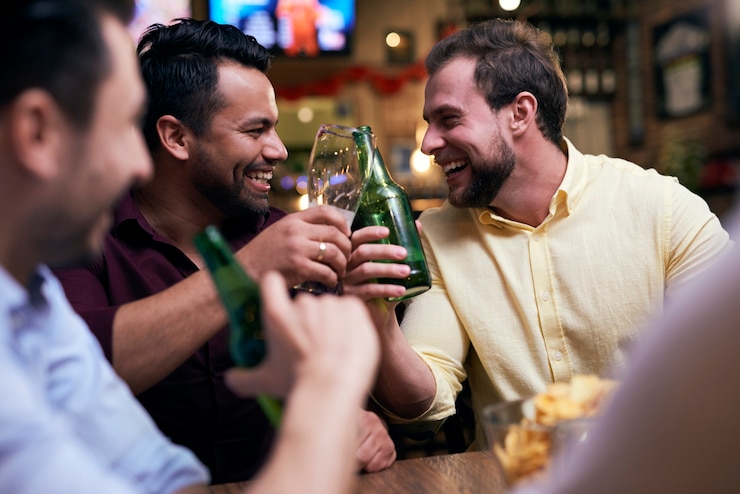 Foto grátis homens relaxando com drinques no bar