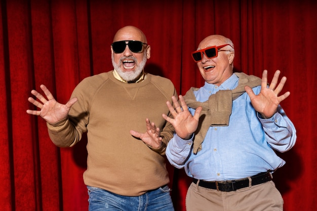 Homens sorridentes festejando juntos vista frontal