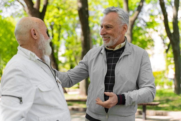 Homens tiro médio ao ar livre