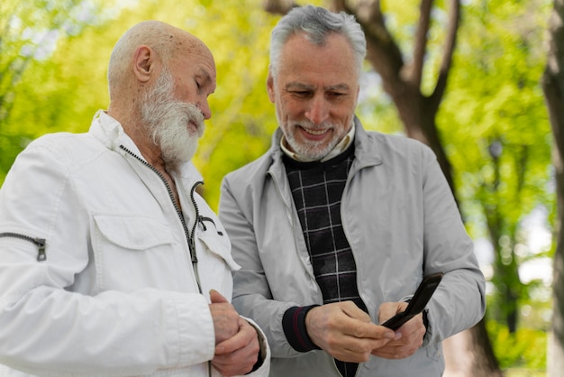 Foto grátis homens tiro médio com telefone