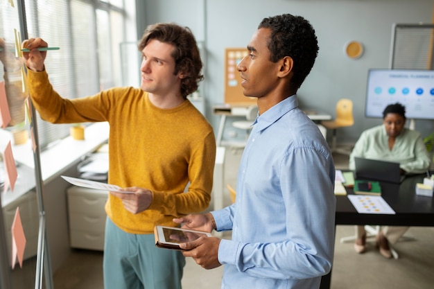 Foto grátis homens trabalhando juntos plano médio