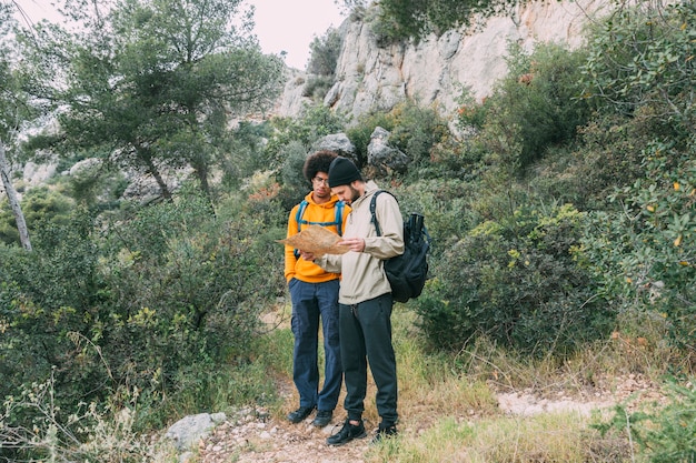 Homens, trekking, em, natureza