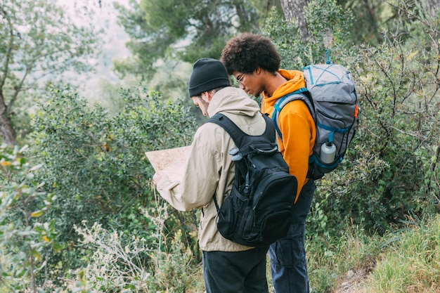 Homens, trekking, em, natureza