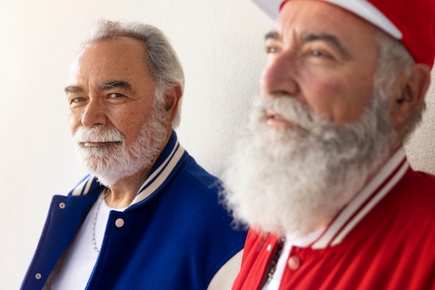 Foto grátis homens vestindo jaqueta do time do colégio