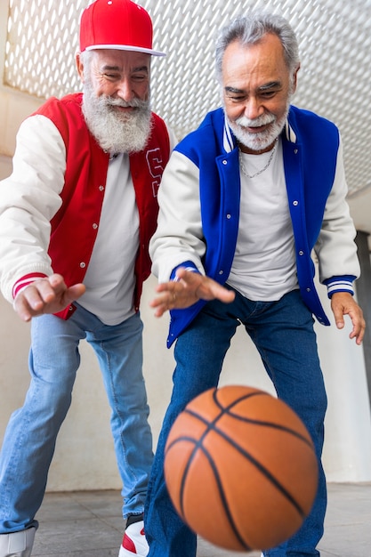 Foto grátis homens vestindo jaqueta do time do colégio