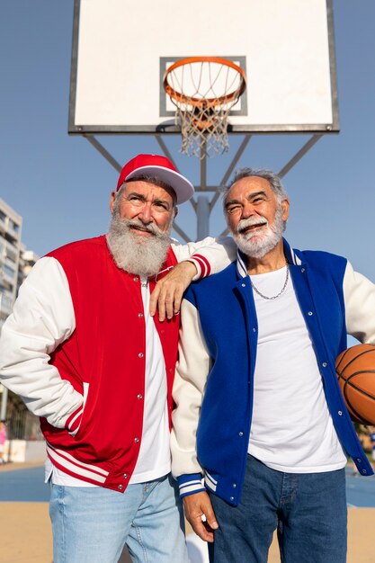 Homens vestindo jaqueta do time do colégio