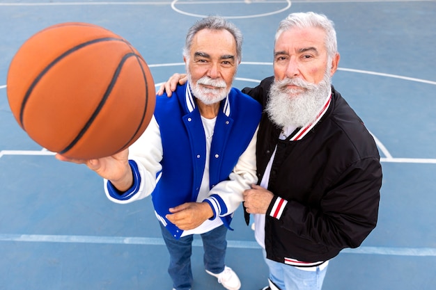 Foto grátis homens vestindo jaqueta do time do colégio