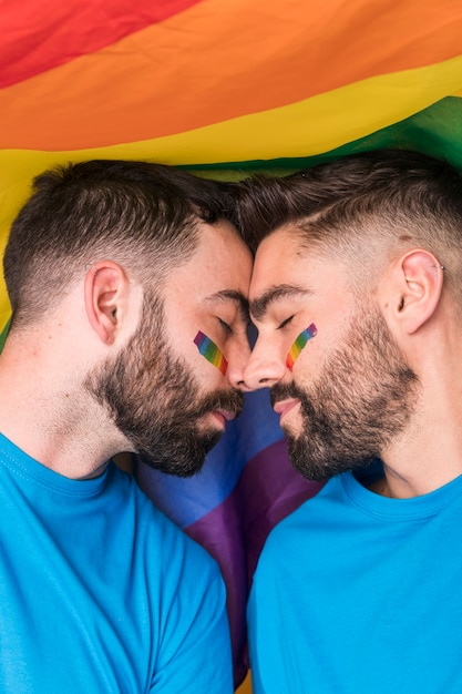 Homossexuais, homens, carinhosamente, tocar, um ao outro, por, narizes, ligado, arco íris, bandeira