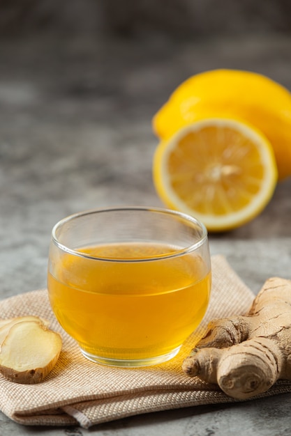 Honey Lemon Ginger Juice Alimentos e bebidas a partir de extrato de gengibre Conceito de nutrição alimentar.