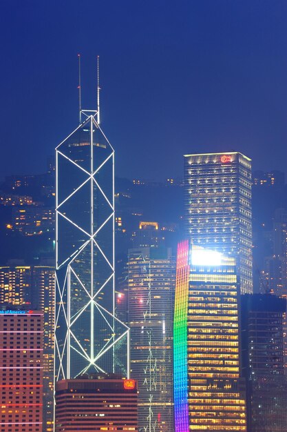 HONG KONG, CHINA - 18 DE ABRIL: Torre do Banco da China com skyline em 18 de abril de 2012 em Hong Kong, China. O BOC foi o asiático mais alto de 1989 a 1992 e agora é o 4º mais alto em Hong Kong.