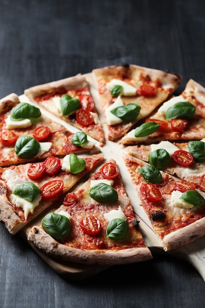 Hora da pizza! Saborosa pizza caseira tradicional, receita italiana