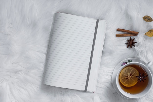 Foto grátis hora do chá com o caderno em branco aberto