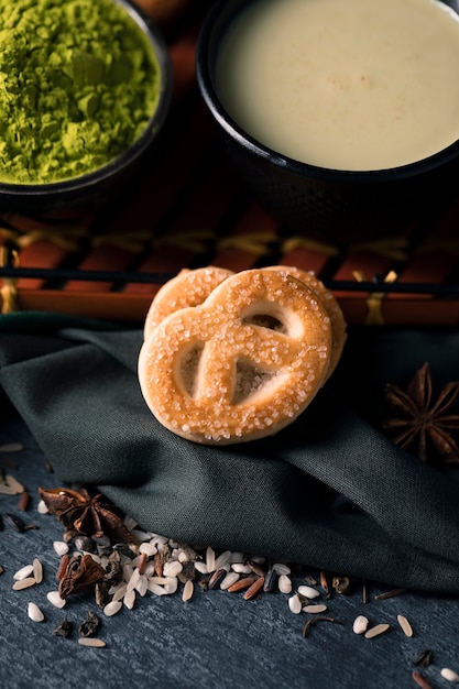 Hora do chá de alto ângulo com lanche doce