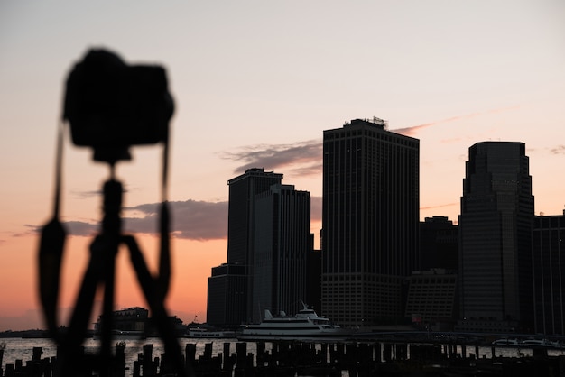 Horizonte da cidade de nova york com câmera desfocada