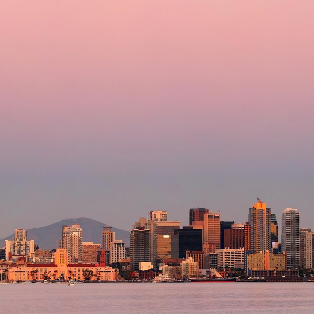 Horizonte da cidade de San Diego e baía ao pôr do sol