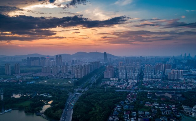 Horizonte da cidade grande com arranha-céus urbanos no fundo do pôr-do-sol.