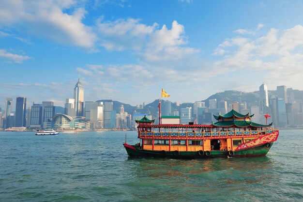 Horizonte de Hong Kong com barcos