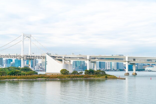 Horizonte de Tóquio com a torre de Tóquio e a ponte do arco-íris.