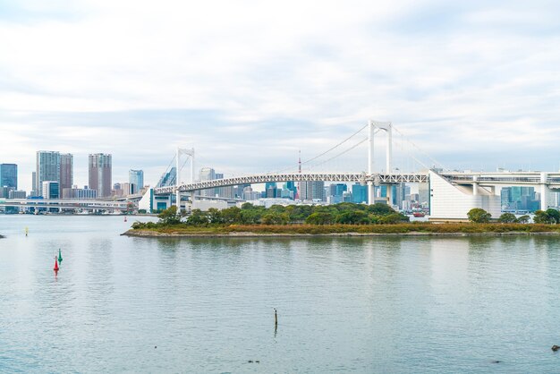 Horizonte de Tóquio com a torre de Tóquio e a ponte do arco-íris.