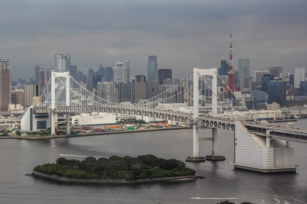 Horizonte de um arranha-céu em Minato City perto de uma ponte suspensa Rainbow em Tóquio, Japão