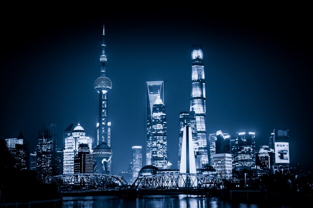 Horizonte de Xangai com a histórica ponte de Waibaidu, China