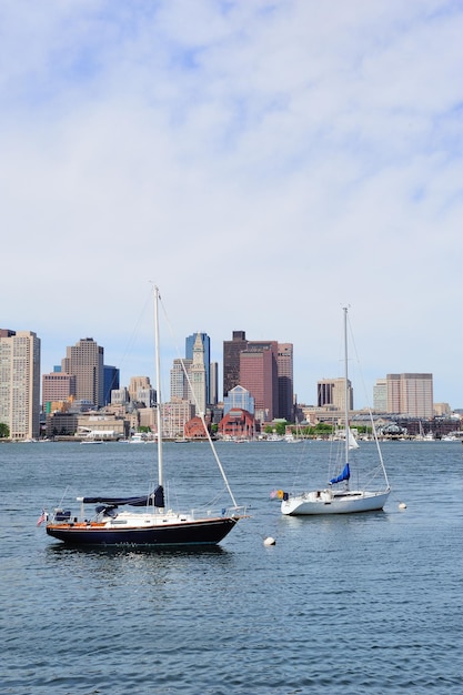 Horizonte do centro de boston com barco