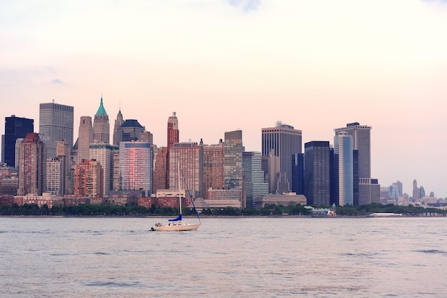 Horizonte do centro de Manhattan da cidade de Nova York ao pôr do sol sobre o panorama do Rio Hudson