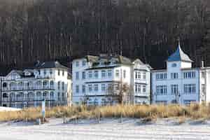 Foto grátis hotéis de luxo ao longo da costa arenosa perto da floresta