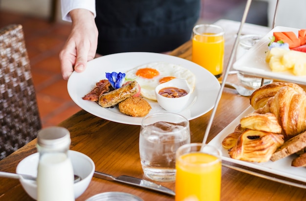 Hotel garçonete servindo comida